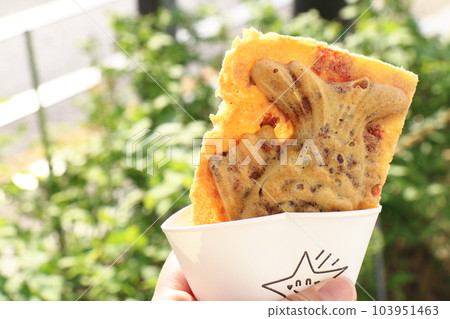 Buneopan with feathers in a paper cup (Korea, Korean-style taiyaki) Buneopan with feathers in a paper cup (Korea, Korean-style taiyaki) 103951463