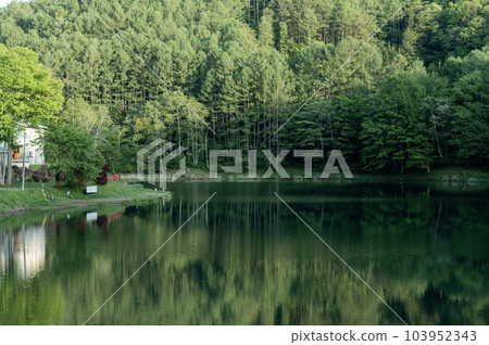 反映南合木村立岩湖景色的湖面 103952343