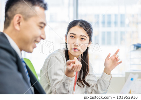 在辦公室開會的商務人士 103952916