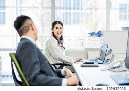 Business person having a meeting in the office 103952933