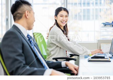 Business person having a meeting in the office 103953785