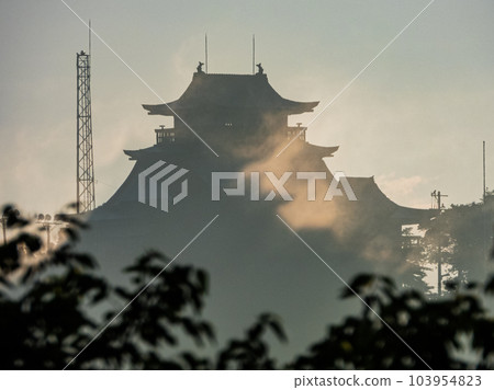 小牧山城的日出,雲彩和光,麒麟城 小牧山城的日出,雲彩和光,麒麟城 103954823