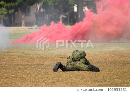 陸上自衛隊人員展示戰鬥訓練 陸上自衛隊人員展示戰鬥訓練 103955281