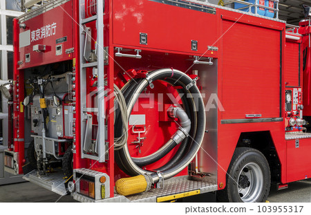 消防車待命 消防車 緊急車輛 消防車待命 消防車 緊急車輛 103955317