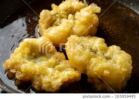 Fried food (conger eel tempura) egg binding cooking scene. Boil in a frying pan with mentsuyu and water. 103959495