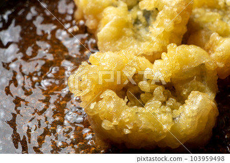 油炸食品（星鰻天婦羅）雞蛋綁定烹飪場景。在煎鍋中用 mentsuyu 和水煮沸。 103959498