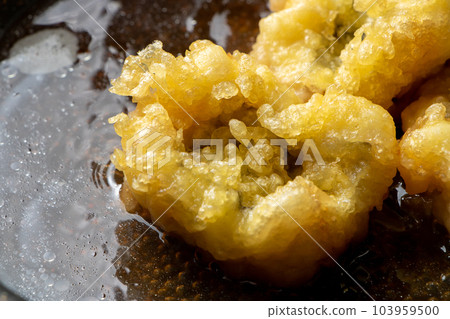 Fried food (conger eel tempura) egg binding cooking scene. Boil in a frying pan with mentsuyu and water. 103959500