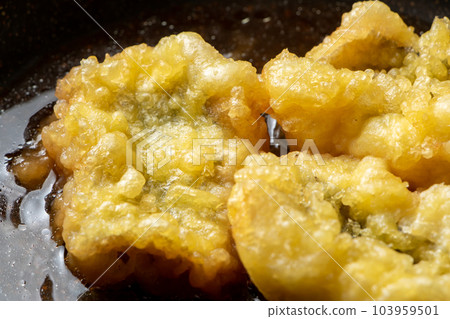 油炸食品(星鰻天婦羅)雞蛋綁定烹飪場景。在煎鍋中用 mentsuyu 和水煮沸。 油炸食品(星鰻天婦羅)雞蛋綁定烹飪場景。在煎鍋中用 mentsuyu 和水煮沸。 103959501