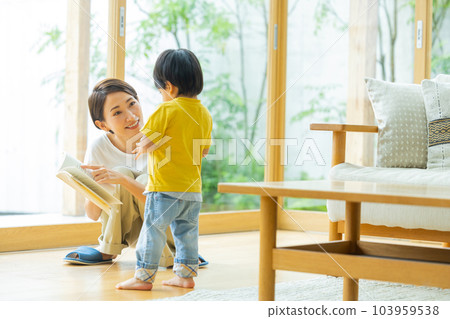 Parent and child in the living room Parent and child in the living room 103959538