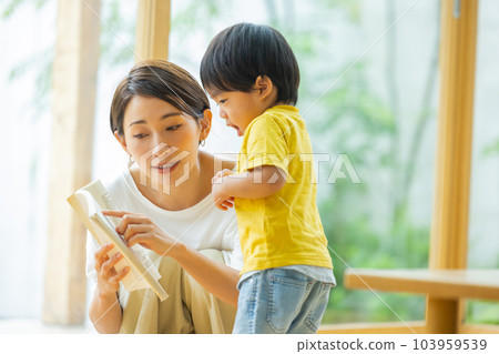 客廳裡的親子』 103959539