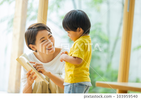 客廳裡的親子』 103959540