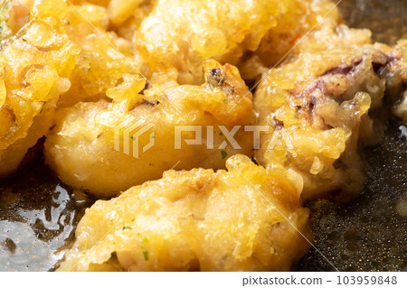 剩餘的油炸食品（章魚天婦羅）重塑烹飪場景。在裝有 mentsuyu 和水的煎鍋中煮沸，使雞蛋結合。 103959848