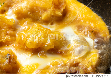 天婦羅（章魚）雞蛋綁定烹飪場景。重製油炸剩菜的形象。 103959953