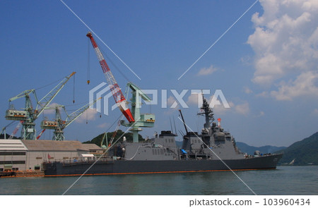 海上自衛隊護衛艦DDG-177“愛宕”號：舞鶴維修中的場景 103960434