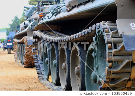 JGSDF 74型坦克（放大的履帶部分） 103960439