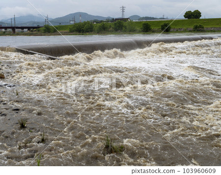 大和川上的柏原水壩因暴雨而腫脹 大和川上的柏原水壩因暴雨而腫脹 103960609