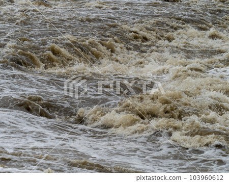 大和川上的柏原水壩因暴雨而腫脹 大和川上的柏原水壩因暴雨而腫脹 103960612