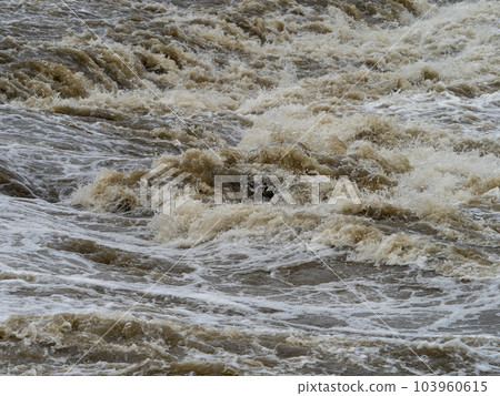 大和川上的柏原水壩因暴雨而腫脹 大和川上的柏原水壩因暴雨而腫脹 103960615
