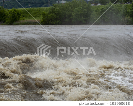 大和川上的柏原水壩因暴雨而腫脹 大和川上的柏原水壩因暴雨而腫脹 103960618
