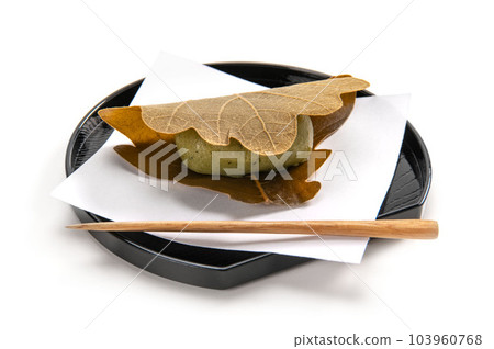 Kashiwamochi, traditional Japanese sweets 103960768