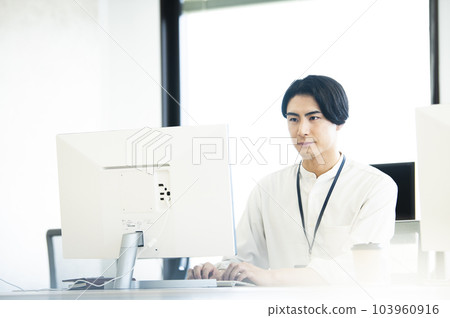 嚴肅的男性辦公室計算機事務 103960916