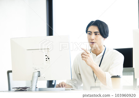 男性辦公室電腦業務 103960920