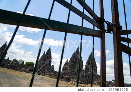 普蘭巴南寺廟建築群和鎖門的景色 普蘭巴南寺廟建築群和鎖門的景色 103961028