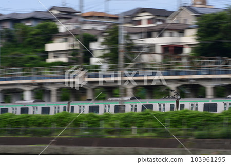 大船和戶塚之間的東海道線搖拍 103961295