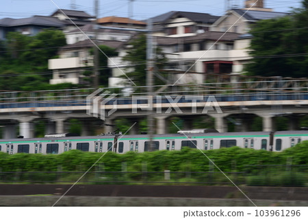 大船和戶塚之間的東海道線搖拍 大船和戶塚之間的東海道線搖拍 103961296