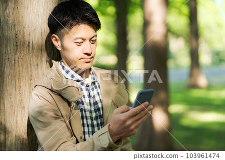 自然界中一個拿著智能手機的男人的照片 103961474