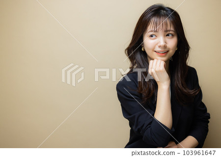 Business woman beige bag 103961647