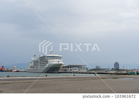 北陸般的多雲天空和停靠金澤港的豪華班輪|遊輪圖像|石川縣金澤市 北陸般的多雲天空和停靠金澤港的豪華班輪|遊輪圖像|石川縣金澤市 103961672