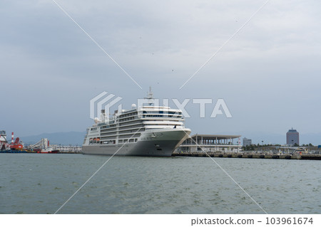 Hokuriku-like cloudy sky and a luxury liner calling at Kanazawa Port | Cruise ship image | Kanazawa City, Ishikawa Prefecture Hokuriku-like cloudy sky and a luxury liner calling at Kanazawa Port | Cruise ship image | Kanazawa City, Ishikawa Prefecture 103961674
