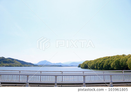 View of Lake Gosho from Tsunagi Bridge 103961805