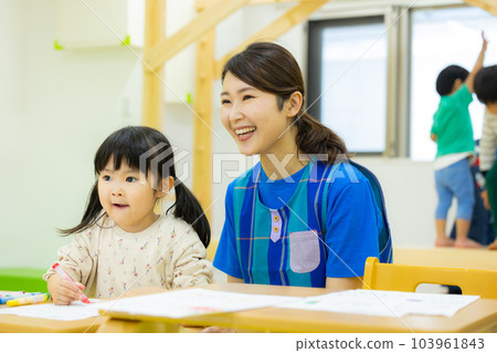 保育員、幼兒教室、書房 103961843