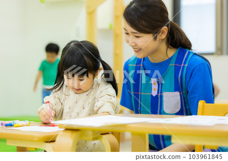 保育員、幼兒教室、書房 103961845