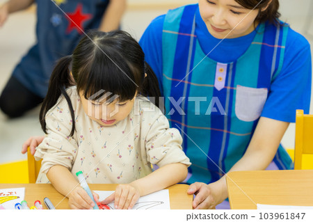 保育員、幼兒教室、書房 保育員、幼兒教室、書房 103961847