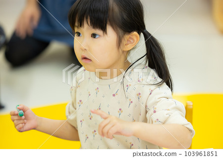 保育員、幼兒教室、書房 103961851