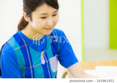 保育員、幼兒教室、書房 103961852