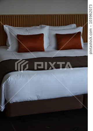 bedroom  103962073