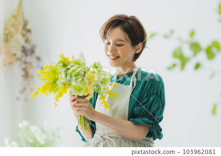 拿著花瓶的女人 拿著花瓶的女人 103962081