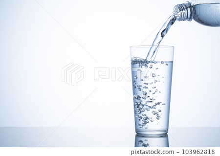 pour water into a cup 103962818