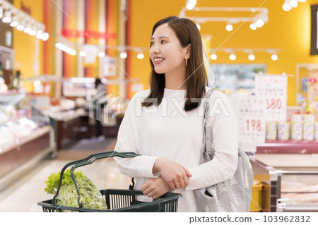 一名年輕女子在超市購物 103962832
