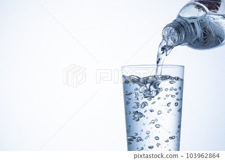 pour water into a cup pour water into a cup 103962864