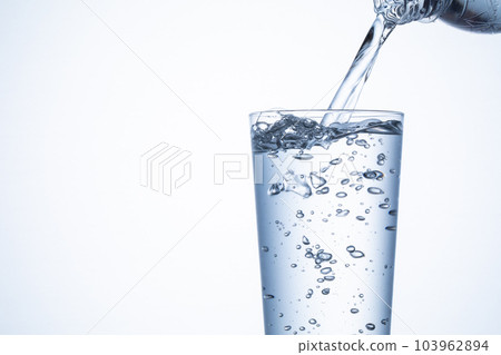 將水倒入杯中 將水倒入杯中 103962894