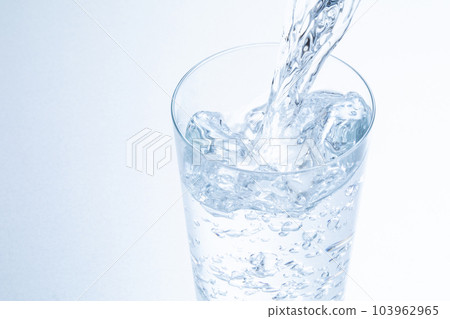 將水倒入杯中 將水倒入杯中 103962965