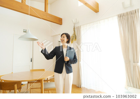 介紹房產的女人 103963002