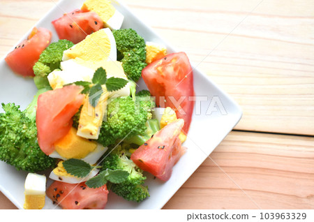 西紅柿、西蘭花、生菜和煮雞蛋的沙拉 富含膳食纖維和維生素的色彩繽紛的沙拉 西紅柿、西蘭花、生菜和煮雞蛋的沙拉 富含膳食纖維和維生素的色彩繽紛的沙拉 103963329