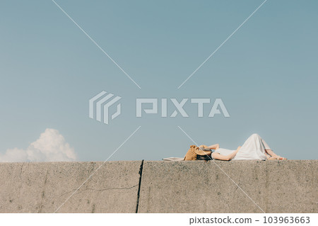 一個女人躺在山上觸摸智能手機 103963663