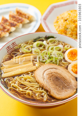 醬油拉麵、餃子和炒飯 醬油拉麵、餃子和炒飯 103963803